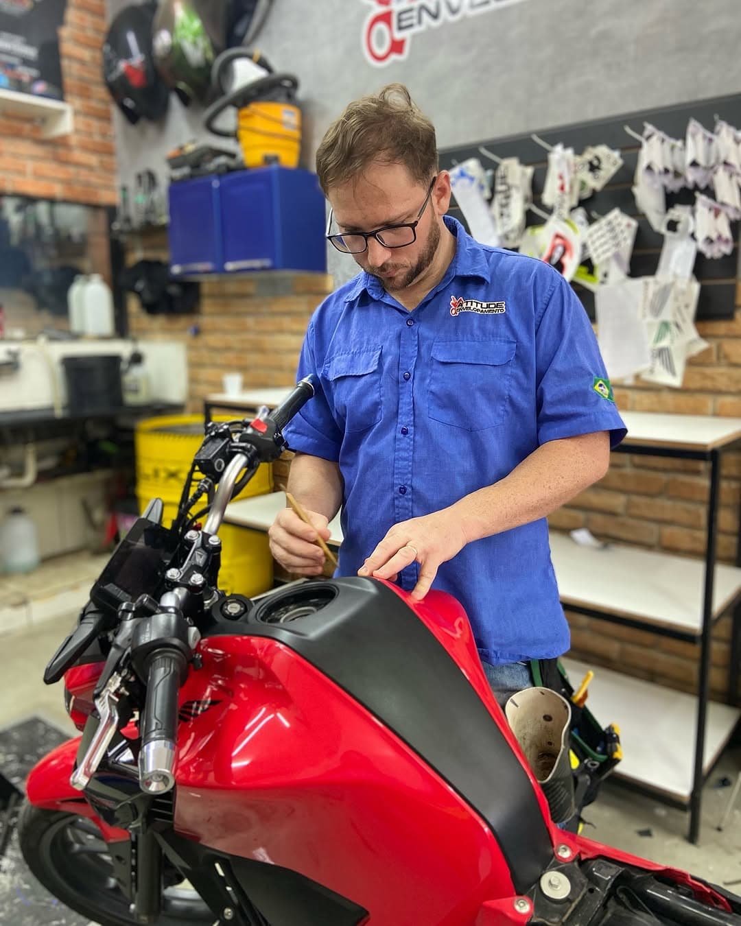 Envelopamento de tanques de moto